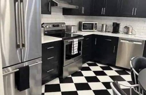 Greensboro Apartment | Greensboro Garage Apartment - Newly Renovated