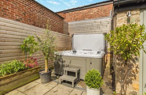 Ault Hucknall House | Greenwell Cottage