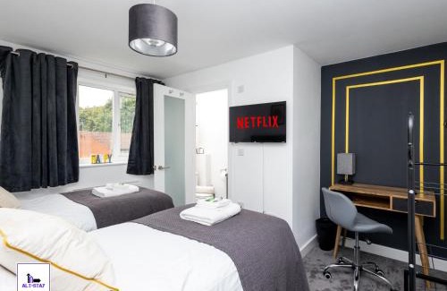 Wakefield House | Greenwood by Alt-Stay Accommodation - 4 Bed House Ideal For Workforces & Relocations - Weekly & Monthly Rates Available