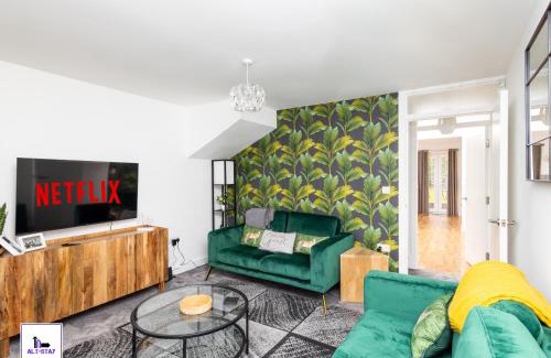 Wakefield House | Greenwood by Alt-Stay Accommodation - 4 Bed House Ideal For Workforces & Relocations - Weekly & Monthly Rates Available