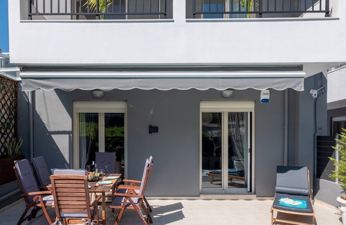 Karteros House | Grey House