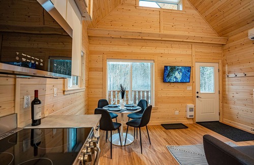Revelstoke Hotel | Grey Lodge - Alpha Mountain Lodging + Sauna