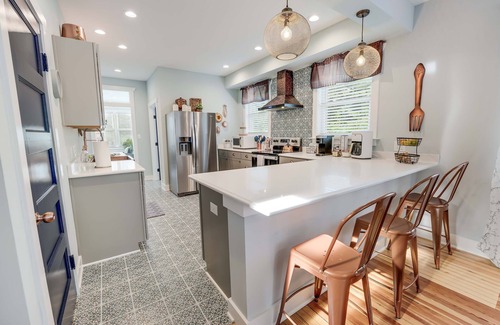 Issue House | Greystone Manor - Magnificent! Sleeps 10 Center of Town