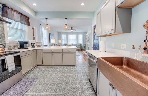 Issue House | Greystone Manor - Magnificent! Sleeps 10 Center of Town