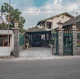 Laweyan House | Griyo Kiswo Vacation Home