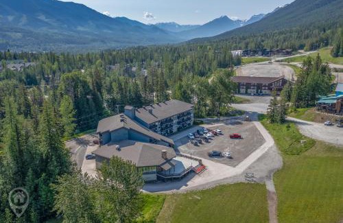 East Kootenay Apartment | Griz Inn by StayIn