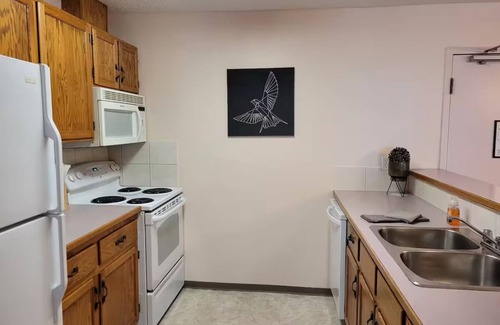 East Kootenay Condo | Griz Inn Condo on the Hill - 100 steps from lift