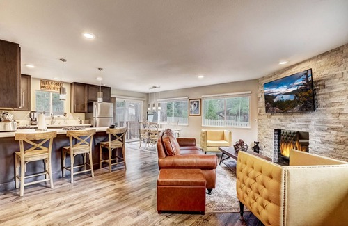 North Upper Truckee House | Grizzly Cottage | Pet Friendly w/Hot Tub