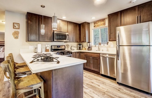 North Upper Truckee House | Grizzly Cottage | Pet Friendly w/Hot Tub