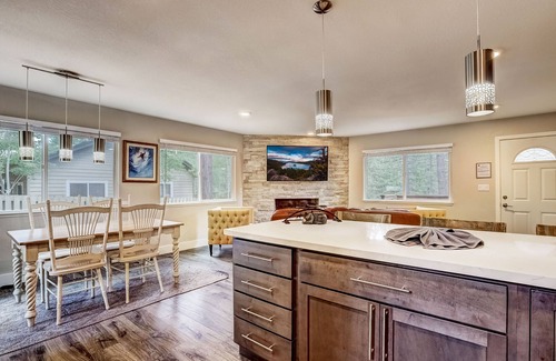 North Upper Truckee House | Grizzly Cottage | Pet Friendly w/Hot Tub
