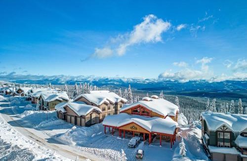 Snow Pine Estates Apartment | Grizzly Ridge Getaway - Private Hot Tub, Mtn View & Sleeps 11