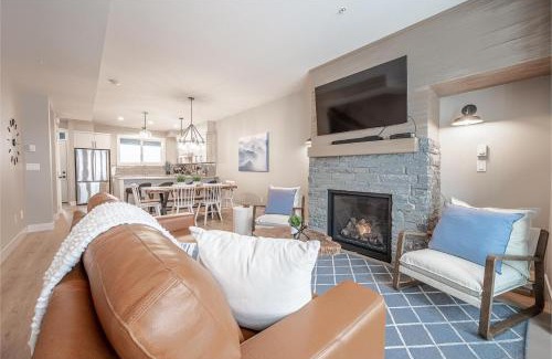 Snow Pine Estates Apartment | Grizzly Ridge Getaway - Private Hot Tub, Mtn View & Sleeps 11