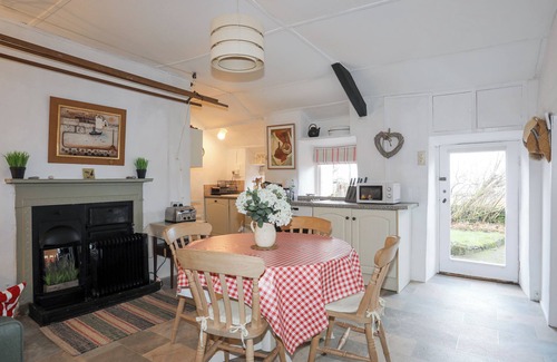 Caernarfon Cottage | GROESFFORDD, pet friendly, with open fire in Bontnewydd, Gwynedd