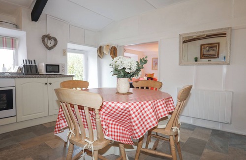 Caernarfon Cottage | GROESFFORDD, pet friendly, with open fire in Bontnewydd, Gwynedd