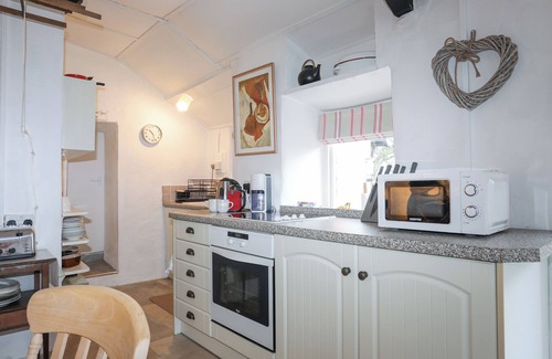 Caernarfon Cottage | GROESFFORDD, pet friendly, with open fire in Bontnewydd, Gwynedd