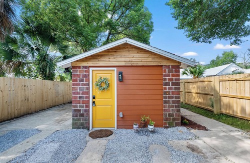 South Pensacola Cottage | Groovy Cottage in Downtown Pensacola, Pet Friendly