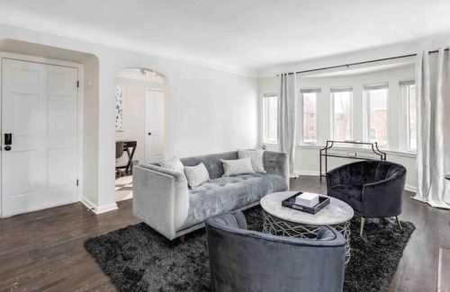Grosse Pointe Apartment | Grosse Pointe 3 bedroom upper flat.