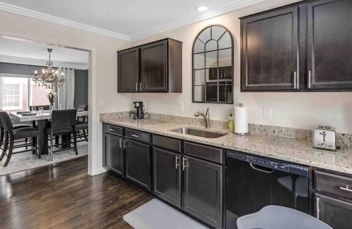 Grosse Pointe Apartment | Grosse Pointe 3 bedroom upper flat.