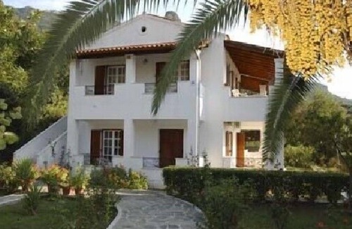 Agios Gordios Apartment | Ground floor apartment in its own pretty garden