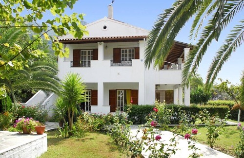 Agios Gordios Apartment | Ground floor apartment in its own pretty garden