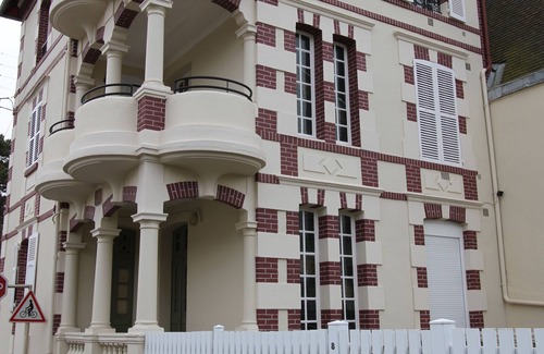 Cabourg Apartment | Ground floor apartment in old villa 60 m from the beach