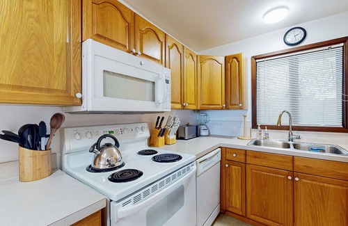 Port Ludlow Condo | Ground-floor condo with indoor/outdoor pools, hot tub, pickleball/tennis, & gym