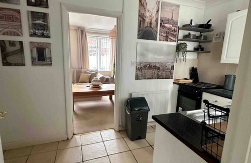 Abingdon Apartment | Ground floor flat; very homely 2 bed apartment sleeps 5