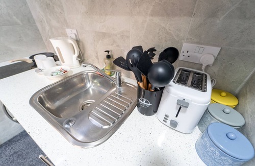 Selly Oak Apartment | Ground floor private studio close to UOB