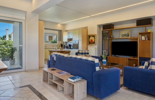 Spata-Artemida Apartment | Ground Floor Room 1 with Shared Terrace, Wi-Fi and Air Conditioning