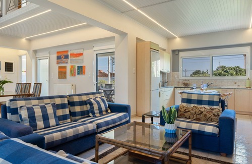 Spata-Artemida Apartment | Ground Floor Room 1 with Shared Terrace, Wi-Fi and Air Conditioning