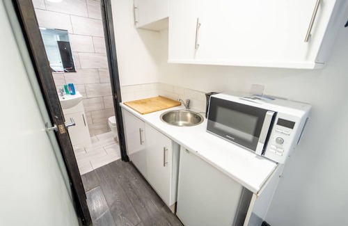 Selly Oak Apartment | Ground floor studio close to the city!
