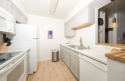 Fairview Apartment | Groundfloor Modern Industrial 2BD Apartment