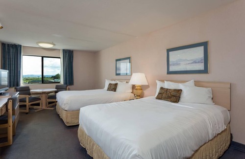 Warrenton Hotel | GROUP ESCAPE! TWO COMFY UNITS, POOL, SAUNA