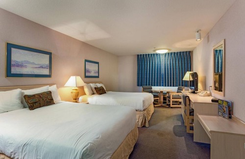 Warrenton Hotel | GROUP ESCAPE! TWO COMFY UNITS, POOL, SAUNA
