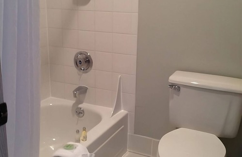 Warrenton Hotel | GROUP ESCAPE! TWO COMFY UNITS, POOL, SAUNA