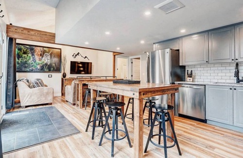 Canmore House | Group-Friendly Mountain Getaway w/Pool & Hot Tub