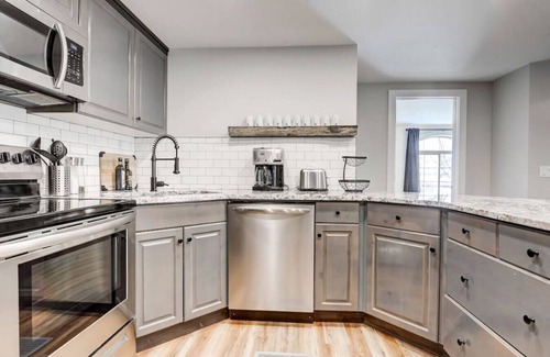 Canmore House | Group-Friendly Mountain Getaway w/Pool & Hot Tub