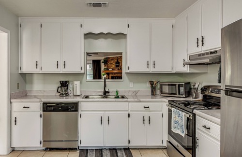 Tallahassee Apartment | Group-Friendly Rental 5 Mi to Dtwn Tallahassee!