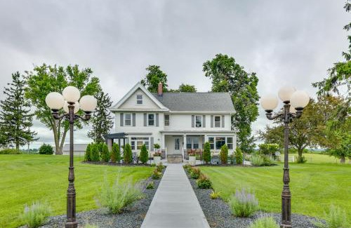 Mount Horeb House | Group Getaway Luxe Farmhouse in Mt Horeb!