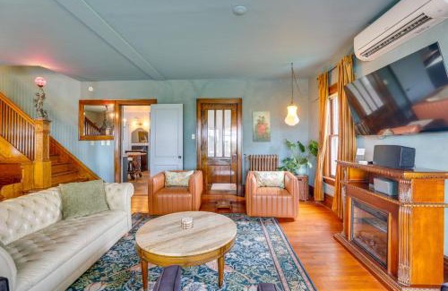 Mount Horeb House | Group Getaway Luxe Farmhouse in Mt Horeb!