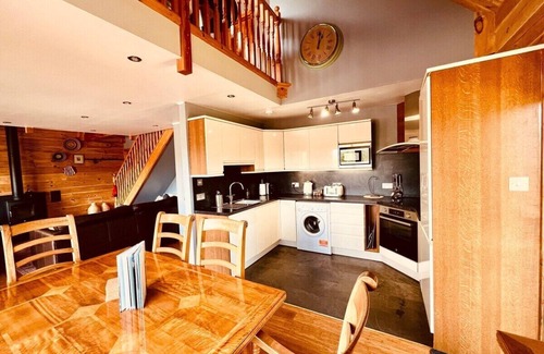 Foyers Cabin | Group lodge with hot tub and fire pit