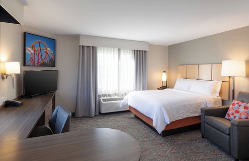 Anaheim Resort Hotel | Group Trip Ready! 3 Queen Stay Near Disney! Laundry, Fitness Center, BBQ & Pool!