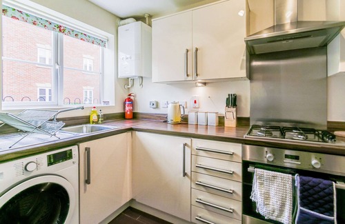 Peterborough House | Groups & Family Discounts | 3BR House Emperor