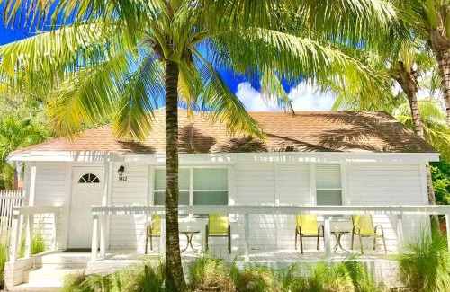 Southwest Coconut Grove House | Grove Bay Bungalow - 2/2 Gated Cottage-Walk to Bay