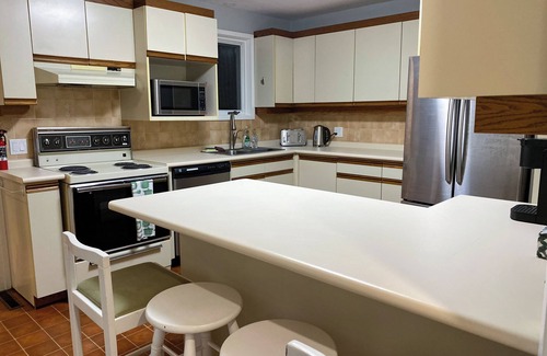 Guelph House | Guelph Hidden Gem: Spacious 3BR Garden Cottage