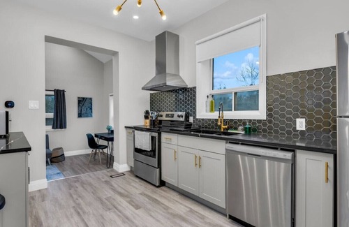 Puslinch House | Guelph - Hot Tub - Cozy 3 Bed 1 Bath Loft House