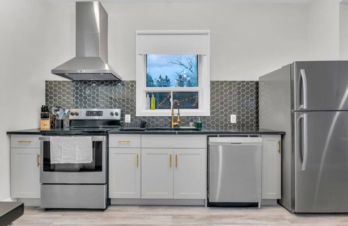 Puslinch House | Guelph - Hot Tub - Cozy 3 Bed 1 Bath Loft House