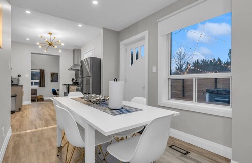 Puslinch House | Guelph - Hot Tub - Cozy 3 Bed 1 Bath Loft House