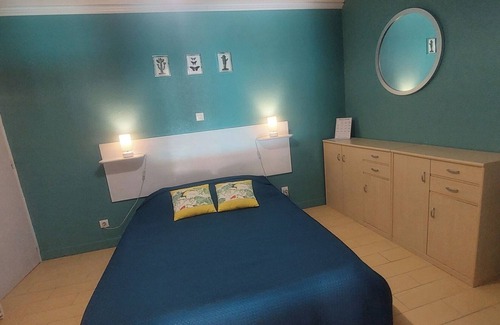 Saint-Sulpice-de-Roumagnac Bed & Breakfast | Guest Rooms 'Le Pré Fleuri 3' with Shared Pool, Shared Terrace and Wi-Fi