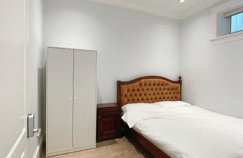 Arbutus Ridge House | Guest Bedrooms in Vancouver West